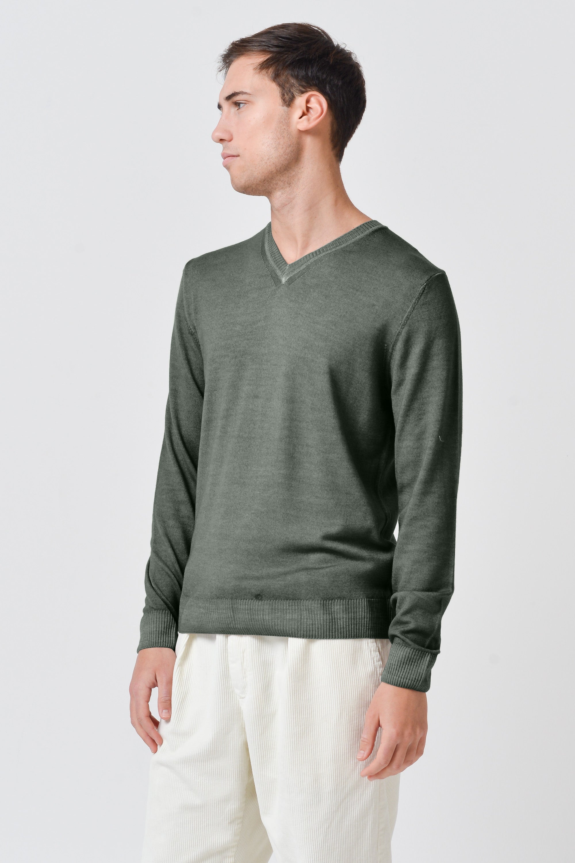 Wick - Extrafine Merino Wool V-Neck Sweater - Moss
