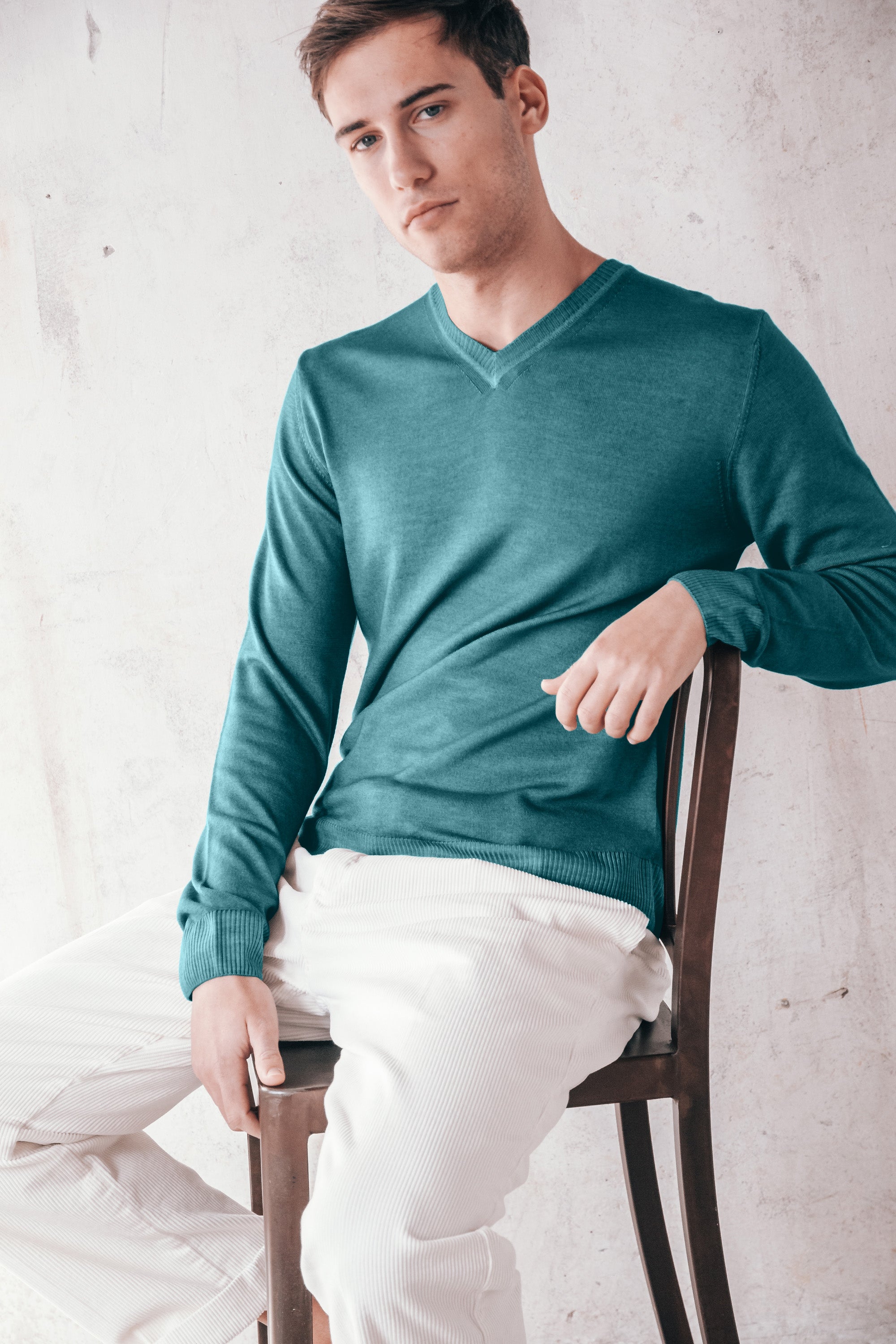 Wick - Extrafine Merino Wool V-Neck Sweater - Holly