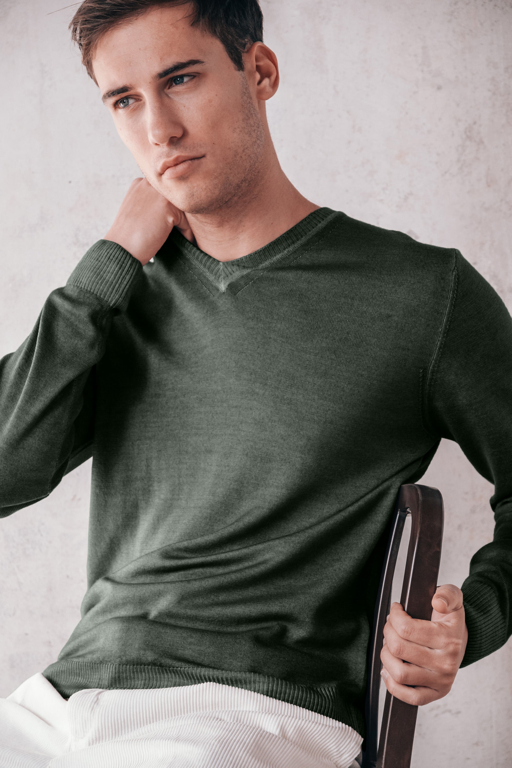 Wick - Extrafine Merino Wool V-Neck Sweater - Moss