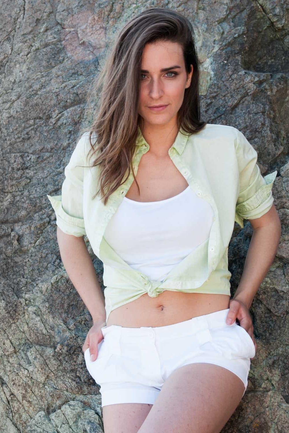 Girl wearing a Ploumanac'h light green poplin cotton shirt