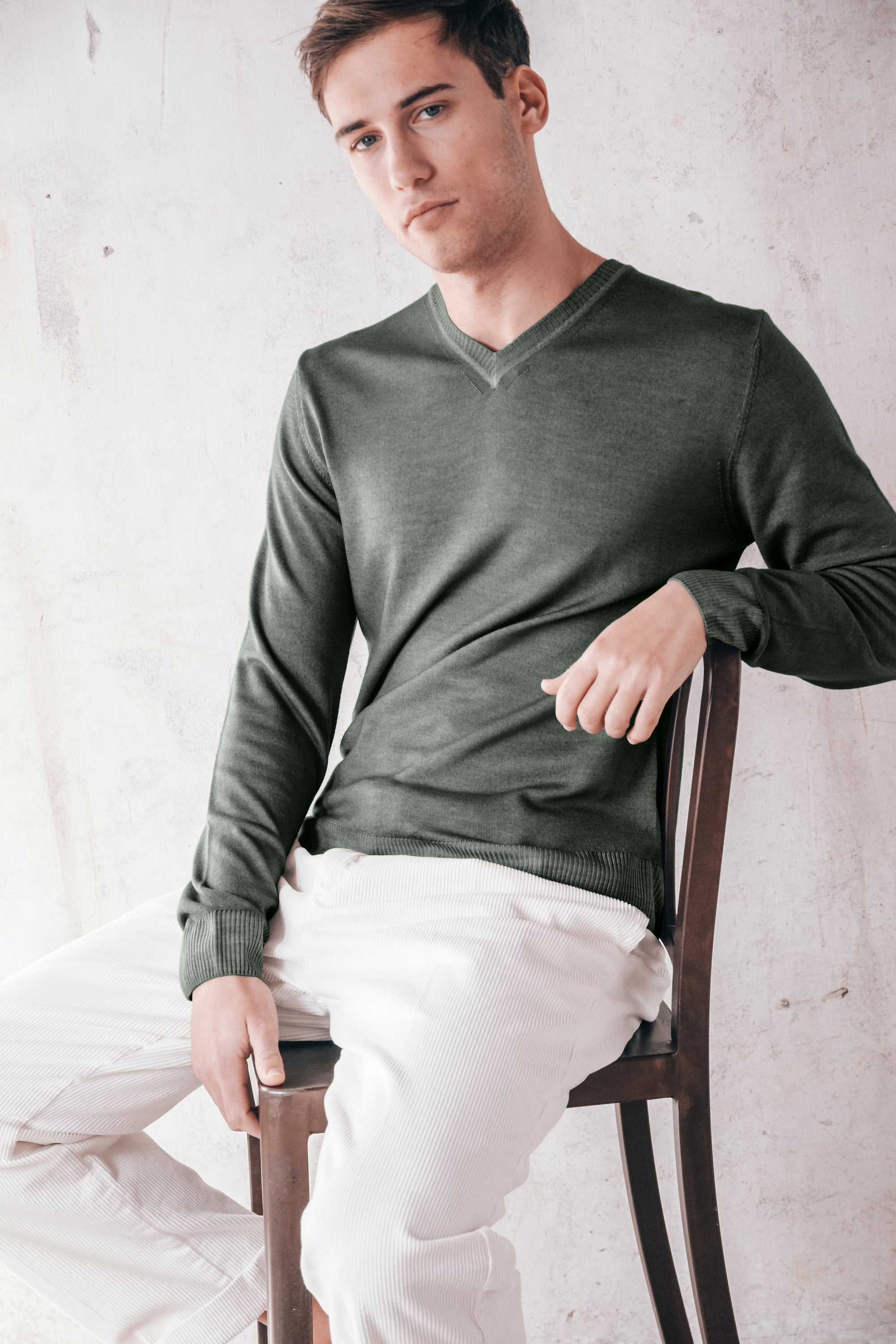 Wick - Extrafine Merino Wool V-Neck Sweater - Moss