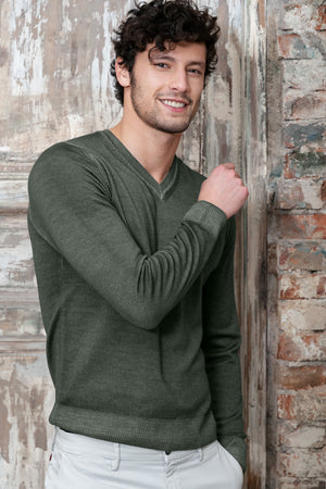 Wick - Extrafine Merino Wool V-Neck Sweater - Moss