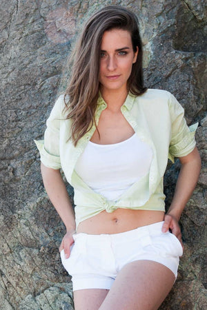 Girl wearing a Ploumanac'h light green poplin cotton shirt
